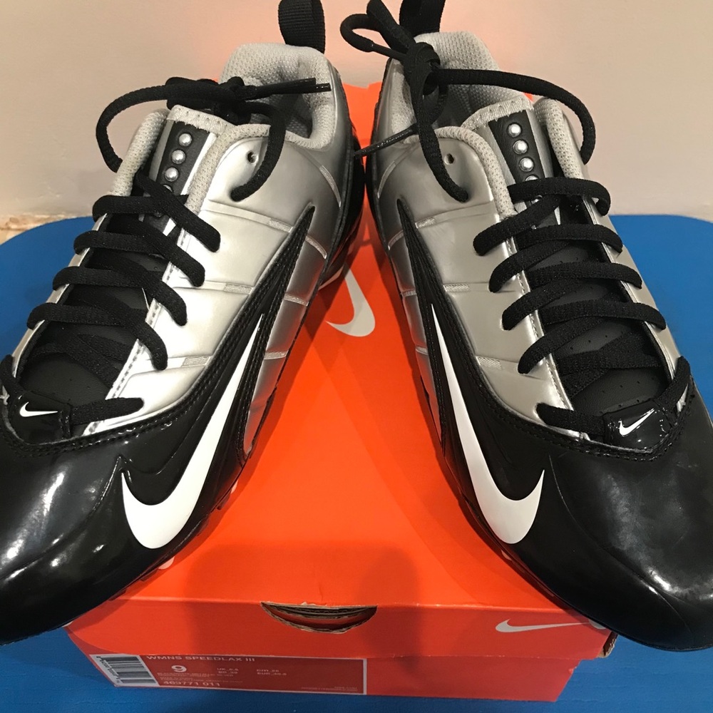 BRAND NEW NIKE womens size 9 cleat